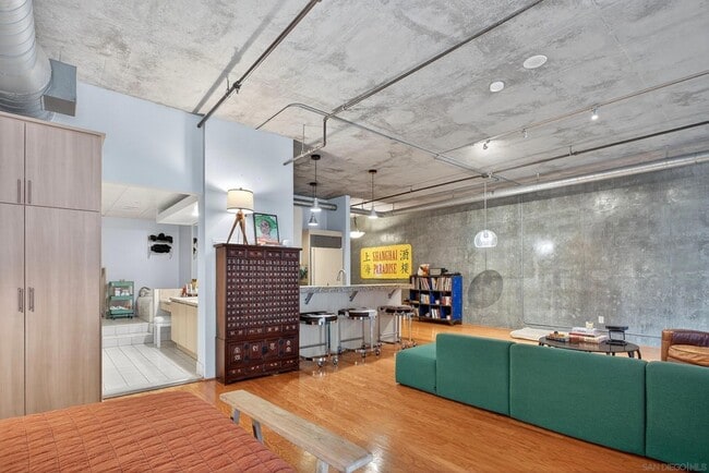 Building Photo - 877 Island Ave
