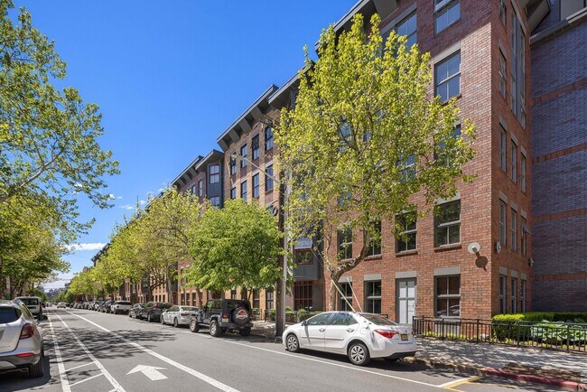 Building Photo - 812 Grand St
