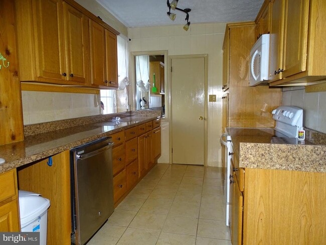 Building Photo - 1410 Gillan Dr