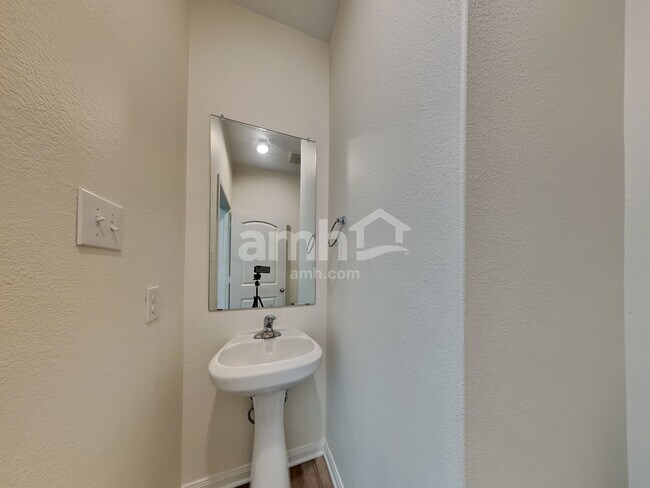 Building Photo - 216 Foster Ln