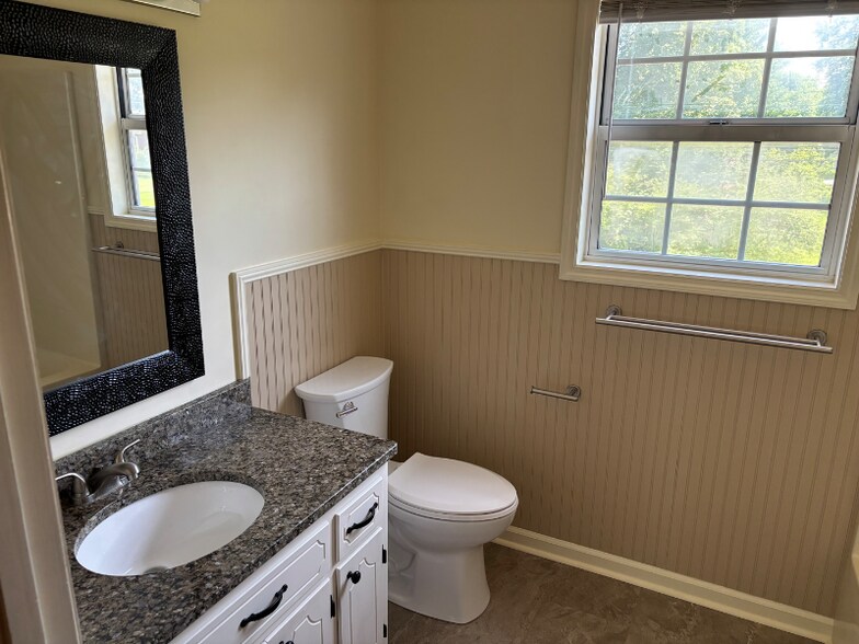 Building Photo - 523 Woods Dr