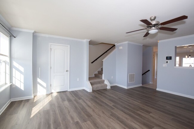 Building Photo - 3 bed, 2full/2 half bath Townhome in Marti...