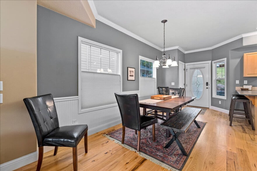 Building Photo - 1433 E Hays St