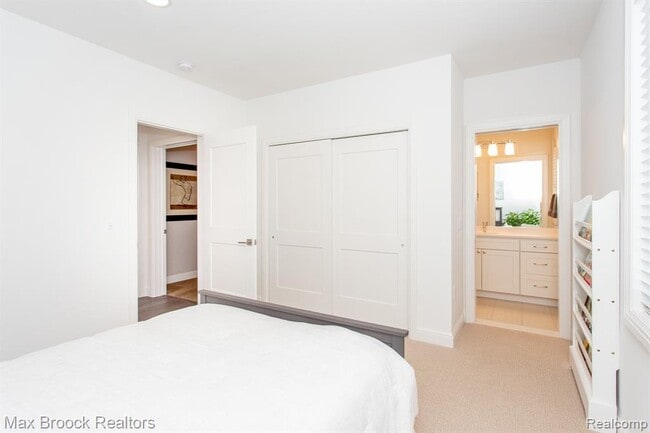 Building Photo - 25925 York Rd