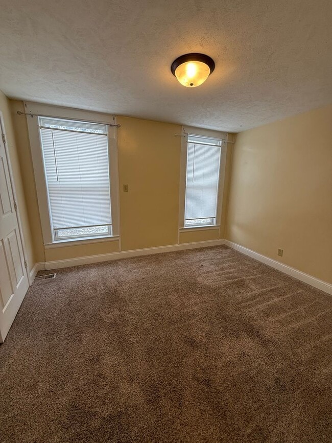 Building Photo - Spacious 4-Bedroom Home with Huge Fenced Backyard!