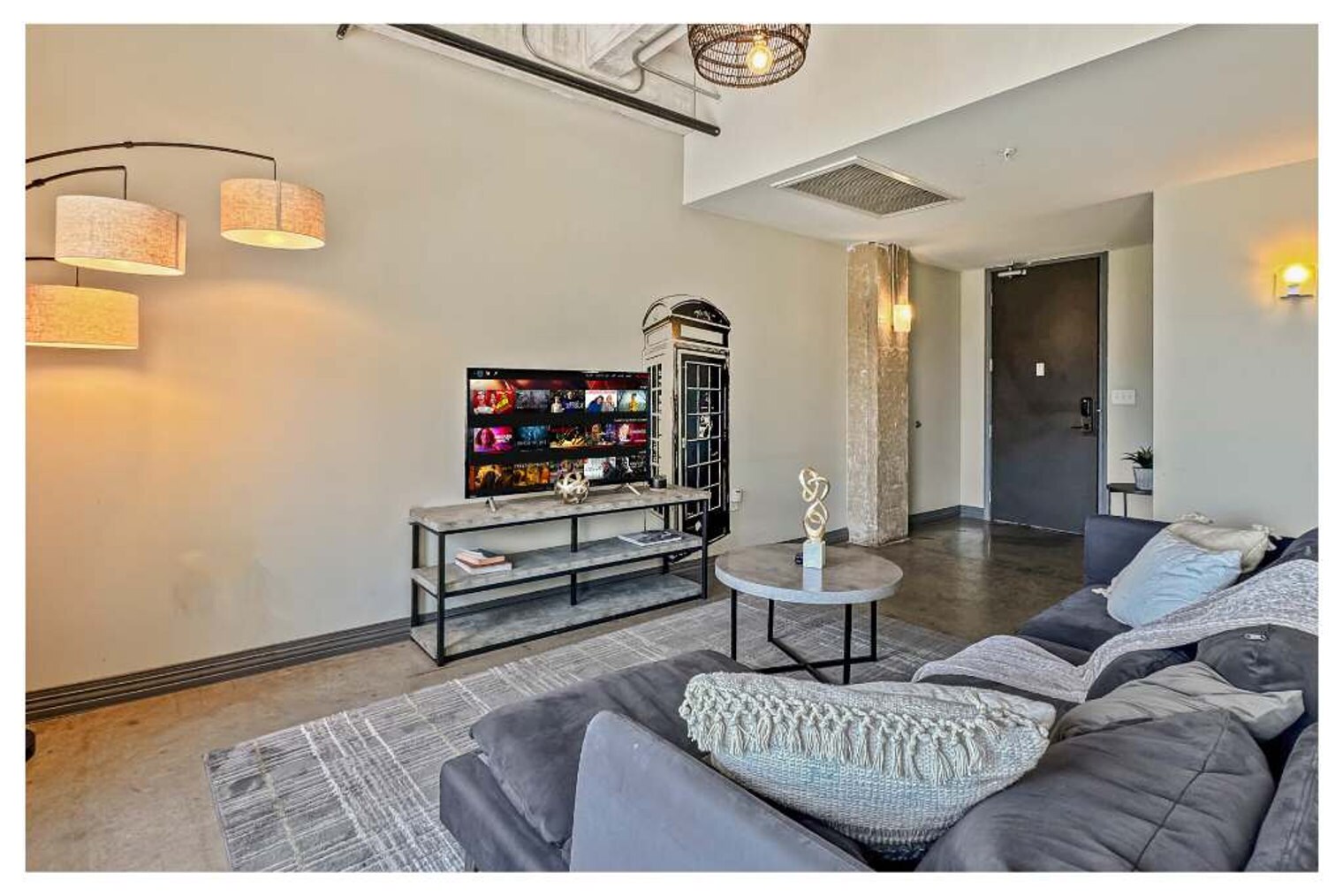 Building Photo - 555 Evergreen St