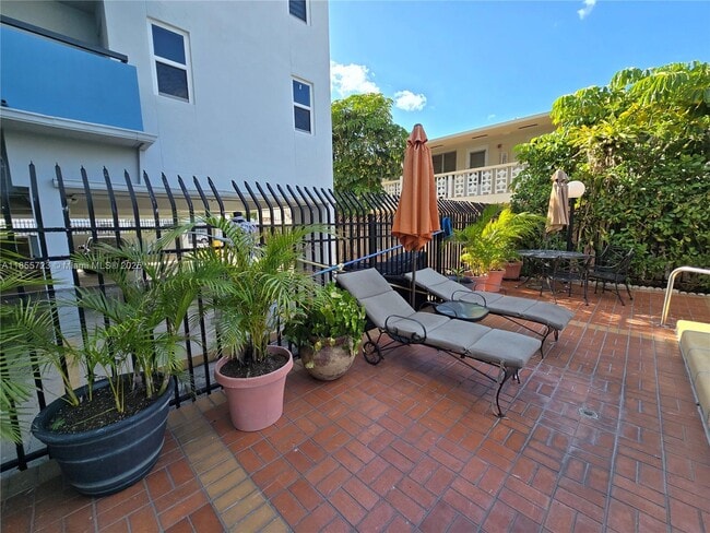 Building Photo - 7440 Harding Ave