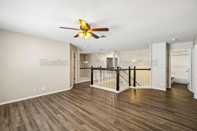 Building Photo - 315 Hollow Grove