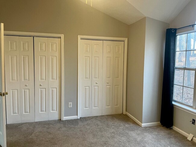 Building Photo - Forest Townhome