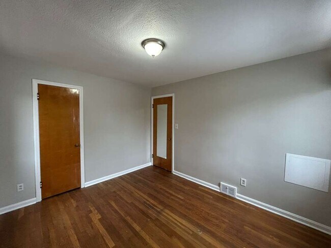 Building Photo - 19181 Lakeshore Blvd