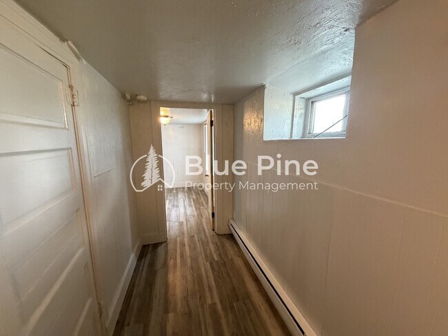 Building Photo - 560 Oneida Ave