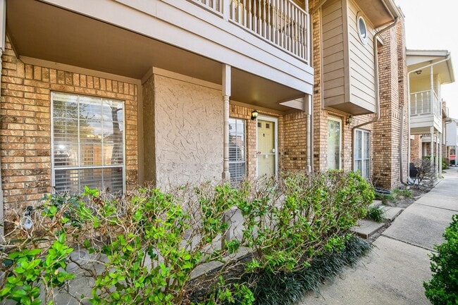 Building Photo - 10615 Briar Forest Dr