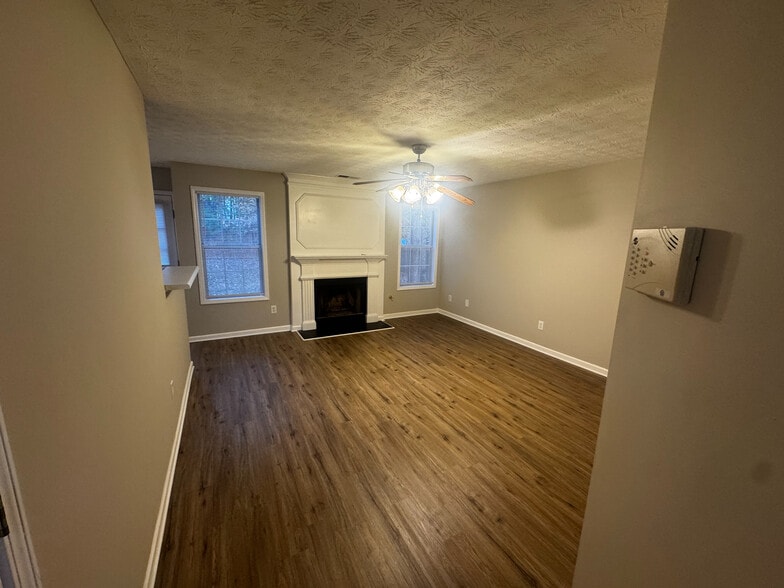 Building Photo - Room in House on Tara Bend