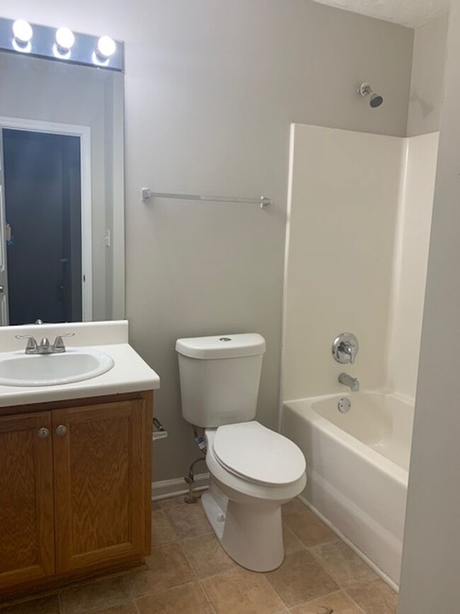 Building Photo - CHARMING 3 BEDROOM 2.5 BATH IN ELLENWOOD, GA!