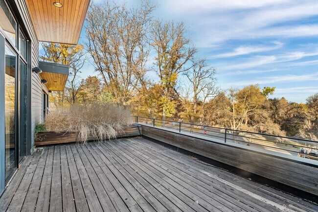 Building Photo - 203 S Marion St Pkwy