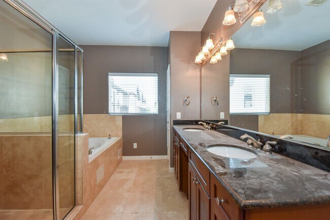 Building Photo - 1141 W 24th St