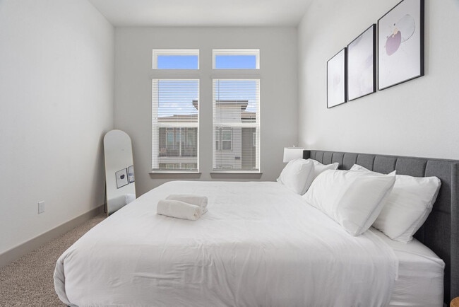 Building Photo - 12100 1/2 Ferrystone Glen Dr