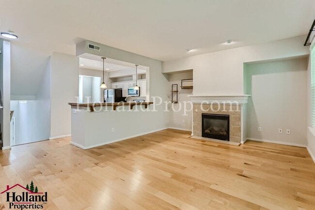 Building Photo - Stylish 3-Level Townhome Surrounded by Nat...