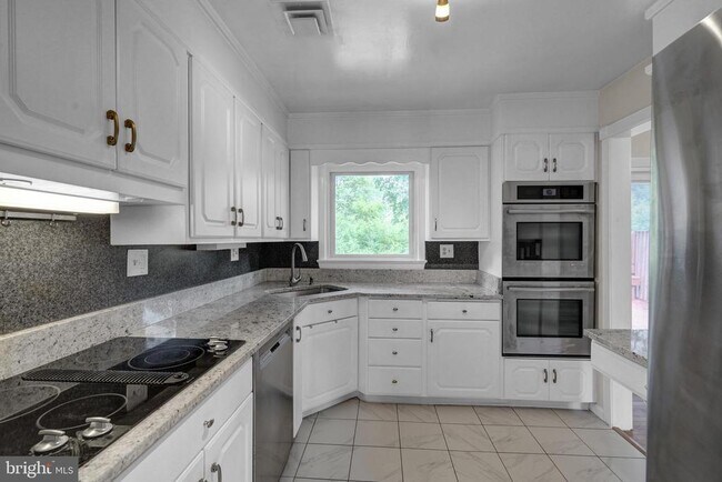 Building Photo - 8905 Valley Forge Dr
