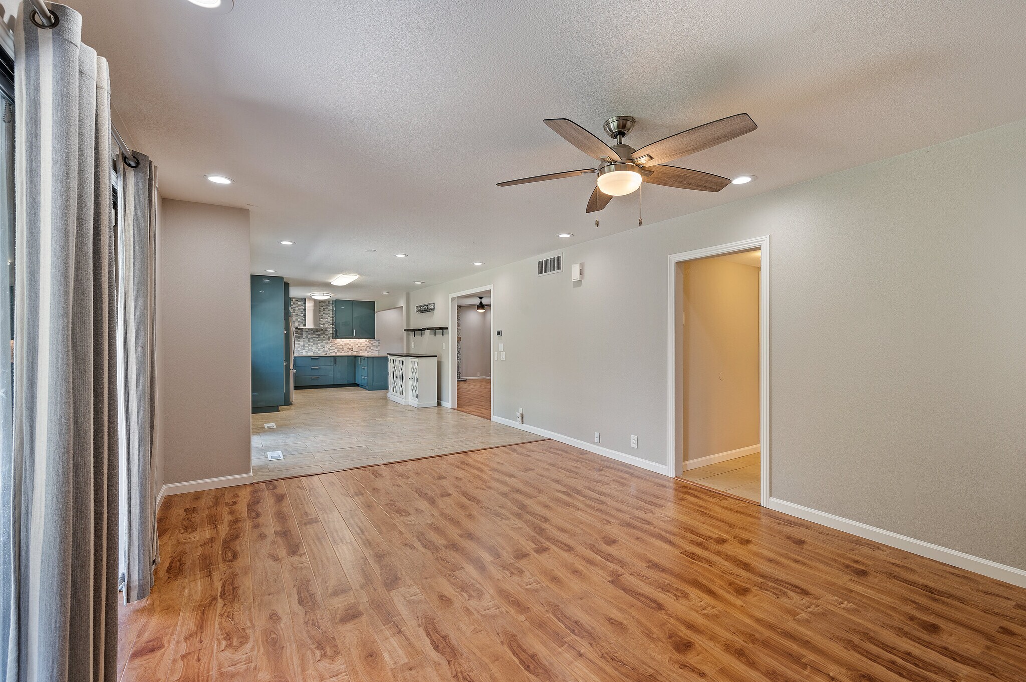 Building Photo - 3661 Slopeview Dr