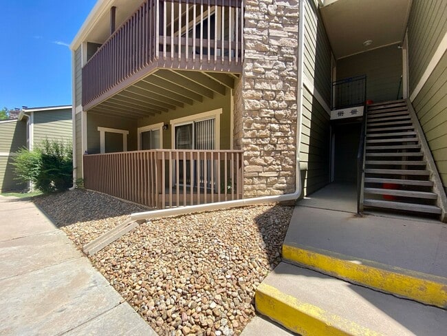 Building Photo - 1 Bed 1 Bath Aurora Condo Located Near Che...