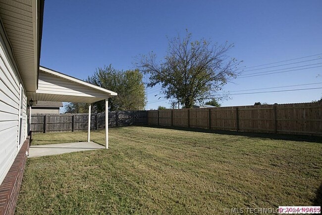 Building Photo - Beautiful 3 Bed 2 Bath Home with New Plank...