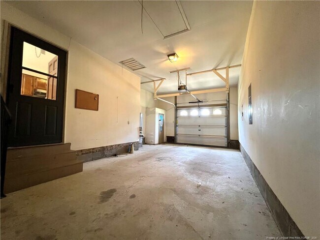 Building Photo - 6017 Lakeway Dr