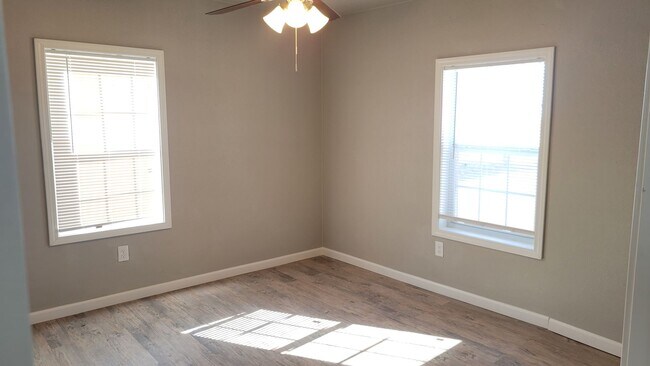 Building Photo - SLATON CHARMER! Totally Remodeled!! Availa...