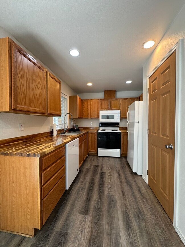 Building Photo - 1512 N Brook Ct