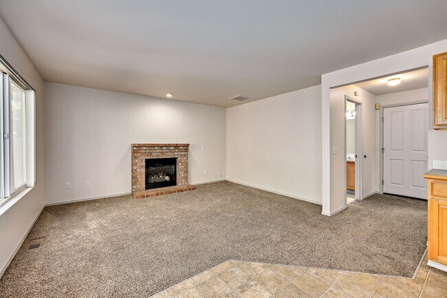 Building Photo - Highly Desirable Home in Ridgetop Communit...