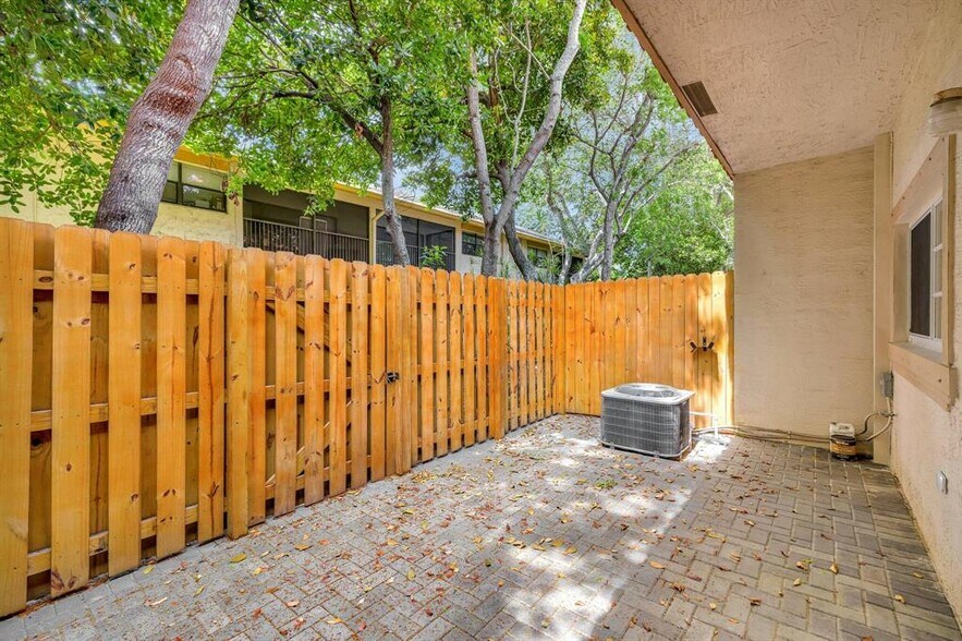 Building Photo - 3055 Riverside Dr