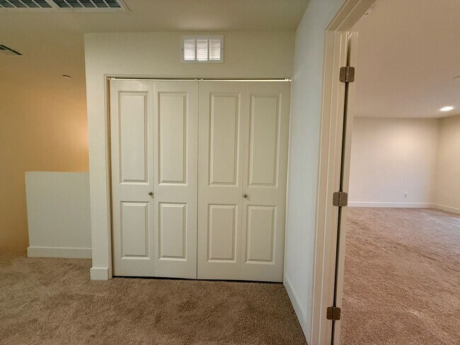 Building Photo - 3 BED 2.5 BATH 2 CAR GARAGE TOWNHOUSE w/ PRIVATE BACKYARD in GATED COMMUNITY.