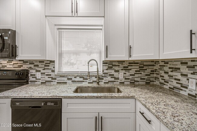 Building Photo - 2364 Pineapple Ave