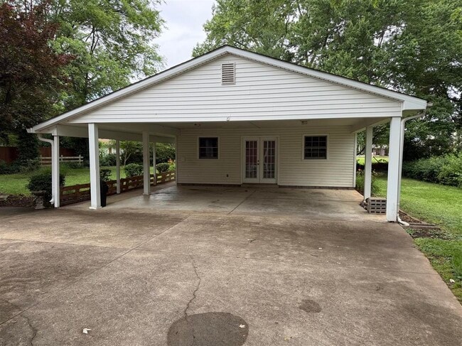 Building Photo - 701 Magnolia St