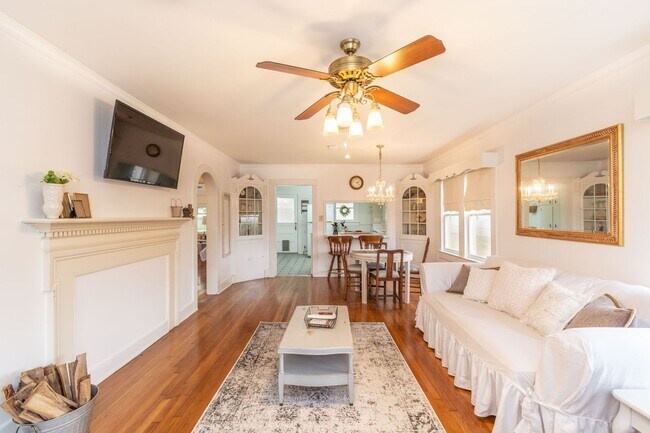 Building Photo - 208 Ella St