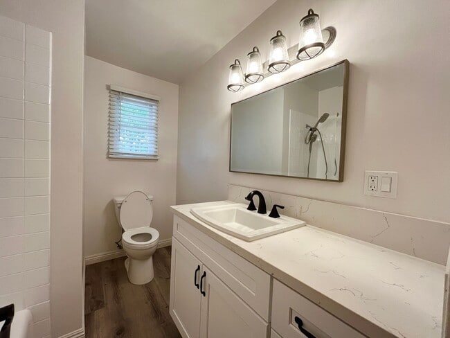 Building Photo - Completely Renovated Jem just north of Ven...