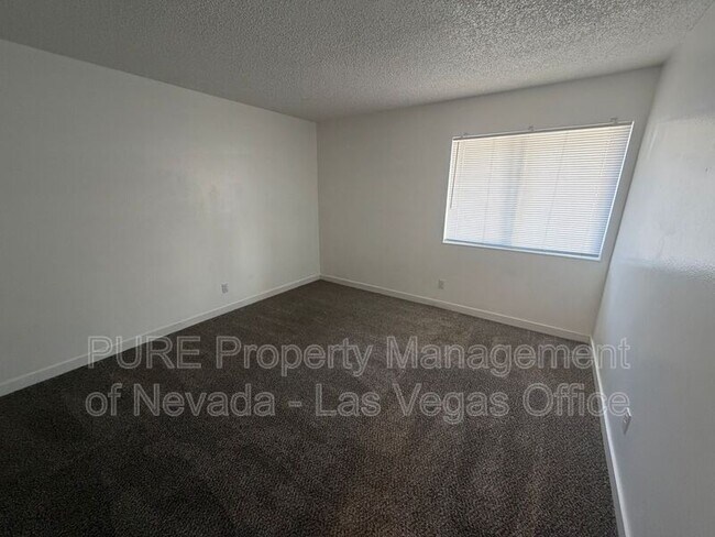 Building Photo - 1405 E Vegas Valley Dr