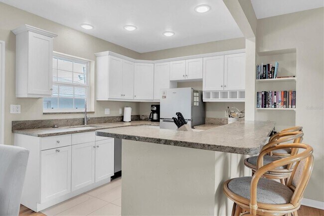 Building Photo - 1800 Pass a Grille Way
