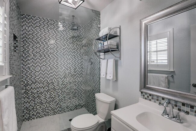 Building Photo - 1134 Tiki Dr