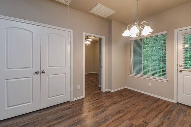Building Photo - 15633 Sycamore Dr