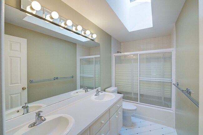 Building Photo - 4Bd/2.5Ba Sammamish Home