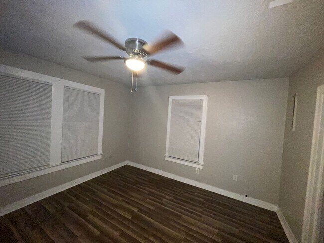 Building Photo - 3 bedrooms 2 baths - Section 8 Accepted