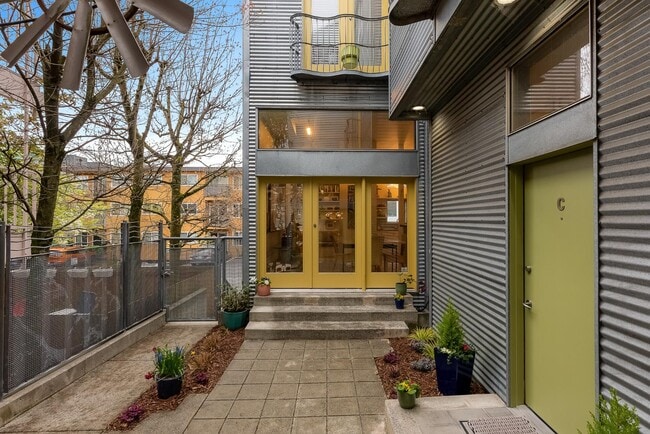 Building Photo - 213 11th Ave E
