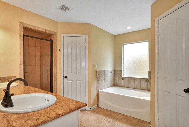 Building Photo - 11807 Briarwood Ln