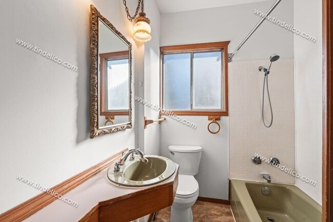 Building Photo - 4-bedroom 2-bathroom home located blocks from University of Portland- Pet Friendly!