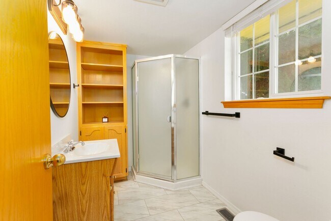 Building Photo - 2bd 2ba luxury duplex