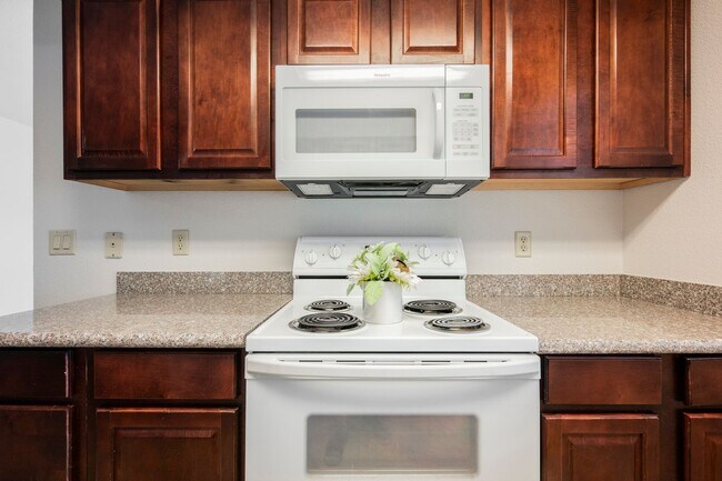 Building Photo - Beautiful 1 bedroom condo Resort style guard gated community