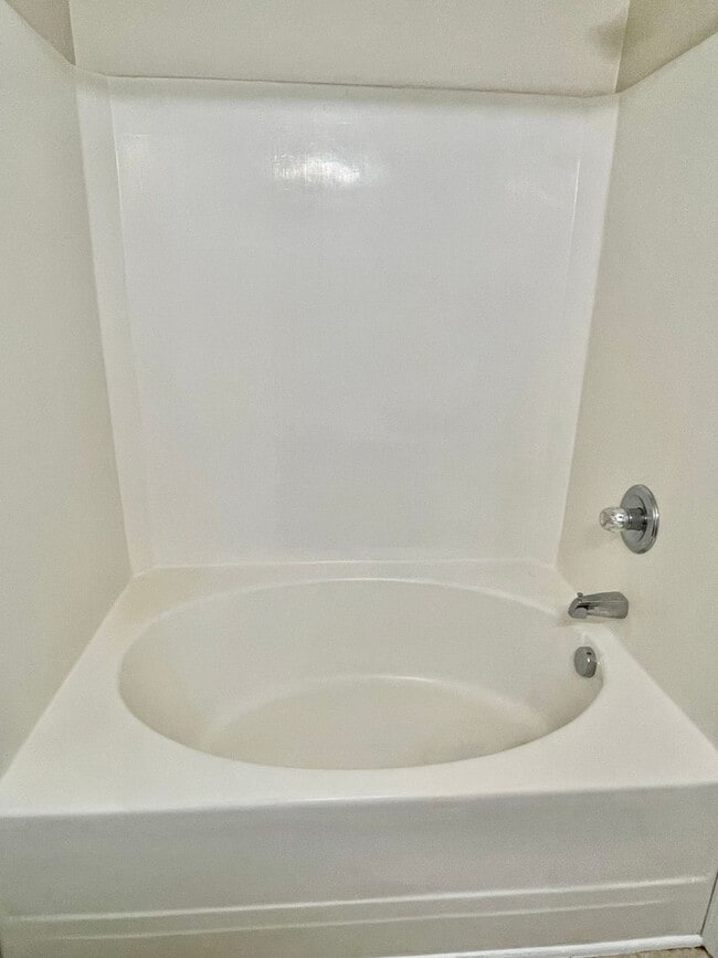 Building Photo - Spacious 4-bedroom, 2.5-bath home in Charlotte with convenient access to Uptown