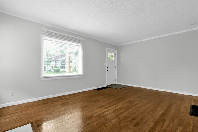 Building Photo - Charming Three-Bedroom Home in the Heart of Columbus!