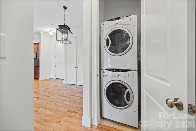 Building Photo - 2938 Selwyn Ave